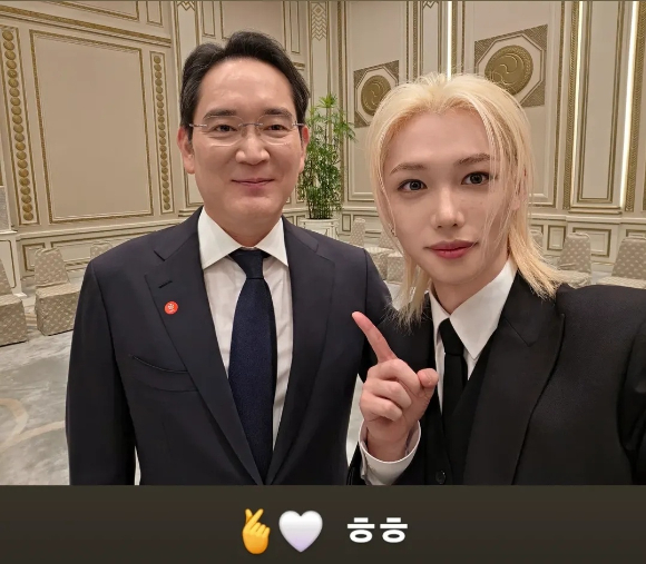 이재용 삼성전자 회장(왼쪽)과 스트레이키즈 멤버 필릭스가 3일 청와대 영빈관에서 열린 국빈 오찬에서 만나 사진을 찍고 있다. [사진=필릭스 인스타그램 ]