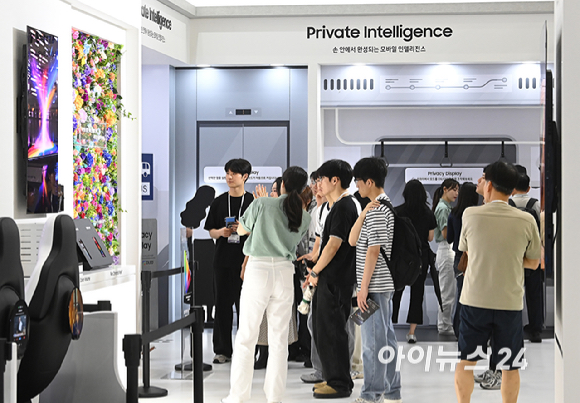 23일 서울 강남구 코엑스에서 열린 'K디스플레이 2026(한국디스플레이산업전시회)를 찾은 방문객이 삼성디스플레이 부스를 관람하고 있다. [사진=곽영래 기자]