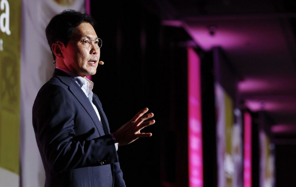 19일 서울 강남구 코엑스에서 열린 '아마존 뷰티 인 서울' 행사에서 윤상현 콜마그룹 부회장이 'K뷰티 화장품 브랜드의 성공'을 주제로 강연하고 있다. 2025.9.19 [사진=연합뉴스]