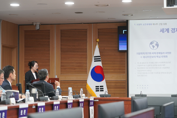 정훈 국회미래연구원 미래산업팀장이 4일 서울 영등포구 여의도 국회 의원회관에서 개최된 '제2회 국회미래산업포럼 산업경쟁력 강화를 위한 에너지 정책토론회'에서 기조 발제를 진행하고 있다. [사진=국회미래연구원]