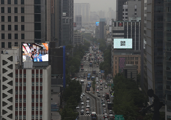 중국발 황사 영향으로 전국 미세먼지 농도가 '나쁨'을 보인 서울 시내가 뿌옇게 보이고 있다. [사진=뉴시스]