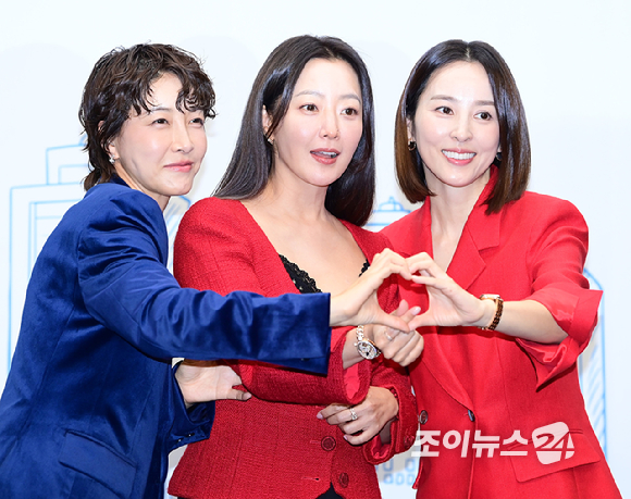 배우 진서연-김희선-한혜진이 10일 오후 서울 마포구 스탠포드호텔에서 열린 TV CHOSUN 새 월화드라마 '다음생은 없으니까' 제작발표회에 참석하고 있다. [사진=정소희 기자]