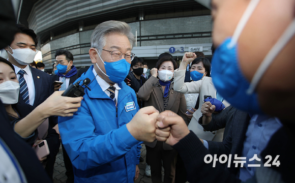 이재명 더불어민주당 대통령 후보가 2일 오후 서울 송파구 올림픽공원 체조경기장에서 열린 제20대 대통령선거 선거대책위원회 출범식에서 지지자들과 인사를 하고 있다.[사진=국회사진취재단]