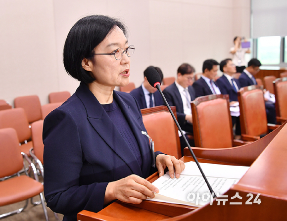 한성숙 중소벤처기업부 장관 후보자가 15일 오전 서울 여의도 국회 산업통산자원중소벤처기업위원회에서 열린 인사청문회에서 모두발언을 하고 있다. [사진=곽영래 기자]
