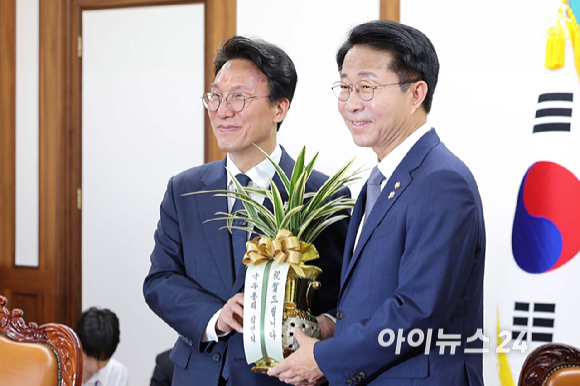 김민석 국무총리가 10일 서울 여의도 국회를 찾아 조정식 국회의장에게 취임 축하난을 선물하고 있다. [사진=곽영래 기자]