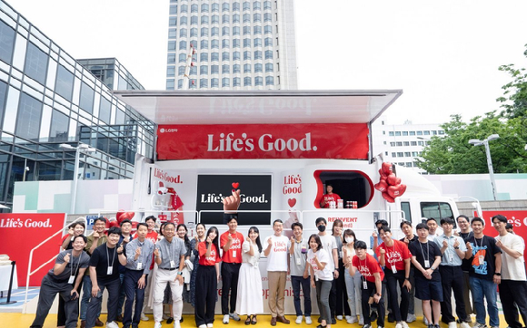 서울 여의도 LG트윈타워에서 열린 '라이프스굿(Life&rsquo;s Good)' 행사에서 조주완 LG전자 사장이 임직원들과 기념촬영을 하고 있다. [사진=LG전자]