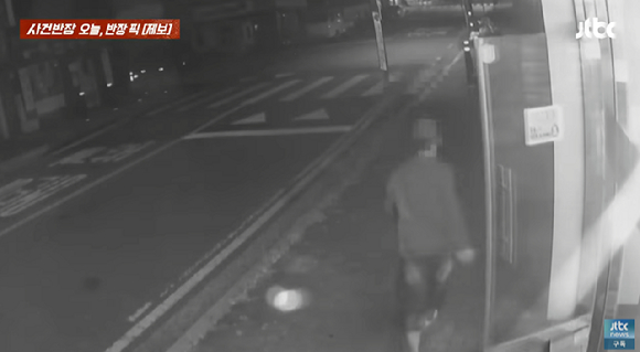 한 남성이 새벽 시간 무인점포에 들어와 가위로 계산대를 뜯고 50만원을 훔쳐 달아나는 일이 발생했다. 사진은 폐쇄회로(CC)TV에 남긴 범인의 모습. [사진=유튜브 채널 'JTBC News']