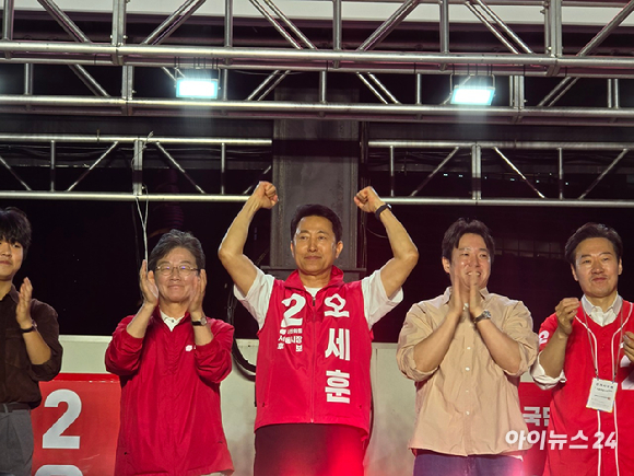 오세훈 국민의힘 서울시장 후보가 6.3 지방선거 공식 선거운동이 시작된 21일 서울 중구 청계광장에서 열린 '제9회 전국동시지방선거 캠프 출정식'에서 지지를 호소하고 있다. [사진=김한빈 기자]
