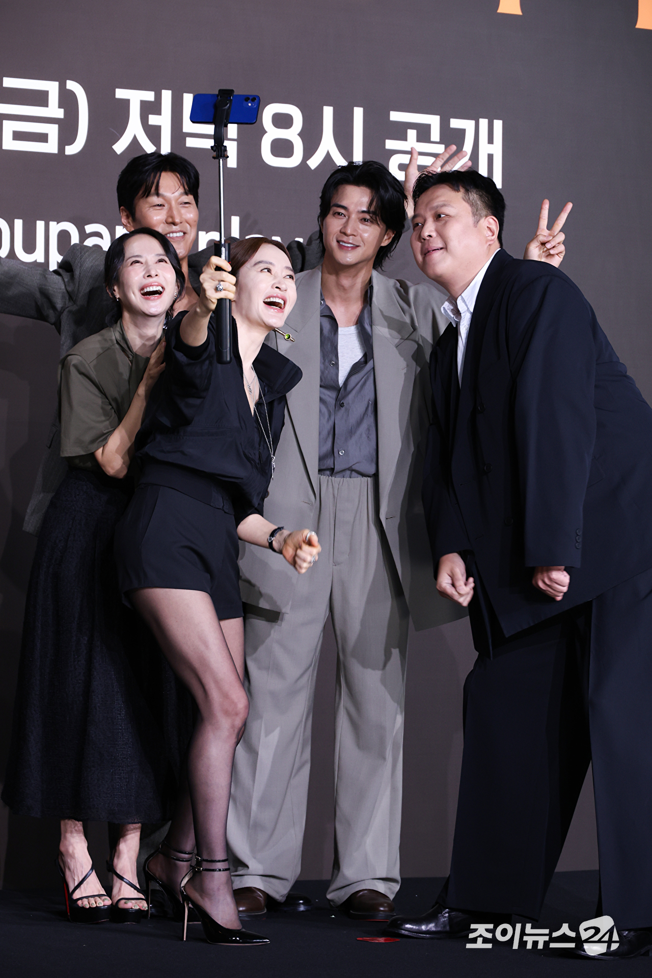 배우 김재철, 조여정, 김혜수, 김지훈이 28일 오전 서울 중구 장충동 앰배서더 서울 풀만 호텔에서 진행된 쿠팡플레이 시리즈 '지금 불륜이 문제가 아닙니다' 제작발표회에 참석해 포즈를 취하고 있다. [사진=문수지 기자]