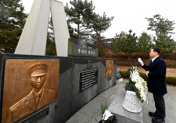 박덕수 인천시 행정부시장이 9일 최접경지역 안보 점검 및 주민 불안 해소를 위해 옹진군 연평도를 찾아 연평도 포격전 전사자 위령탑을 참배하고 있다. [사진=인천시]