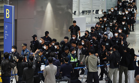 캄보디아 온라인 사기에 가담해 구금된 한국인들이 18일 오전 인천국제공항 제2터미널을 통해 송환되고 있다. 이날 송환에는 경찰 호송조 190여명이 투입됐다. 2025.10.18 [공동취재] [사진=연합뉴스]