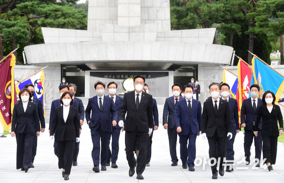 정진석 국민의힘 비상대책위원장과 권성동 원내대표가 14일 서울 동작구 국립서울현충원에서 비대위원들과 참배를 마치고 이동하고 있다. [사진=국회사진취재단]