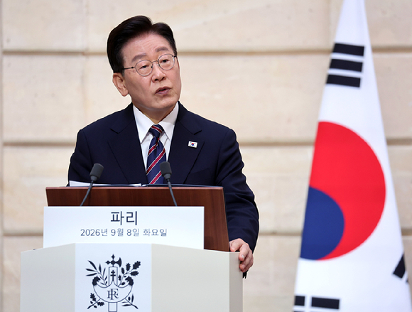 이재명 대통령과 에마뉘엘 마크롱 프랑스 대통령이 8일(현지시간) 파리 엘리제궁에서 공동언론발표 후 인사하고 있다. 2026.9.8 [사진=연합뉴스]