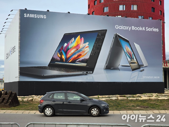 피아그란비아 전시장 건너편 로터리에 삼성전자 갤럭시북4 시리즈를 알리는 대형 광고판이 설치돼 있는 모습. [사진=안세준 기자]