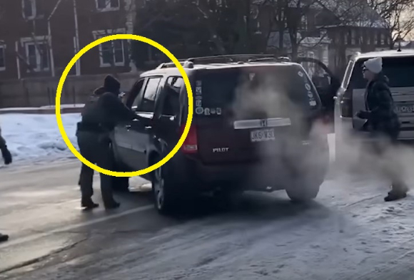 도로 한 가운데에 멈춰 서 있는 SUV에 요원들이 다가가 차문 손잡이를 잡고 열려고 시도한 순간 차량이 움직이기 시작하자 바로 앞에 있던 ICE 요원이 총을 꺼내 차 안으로 최소 두 발을 발사했다. [사진=X @AyannaPressley]