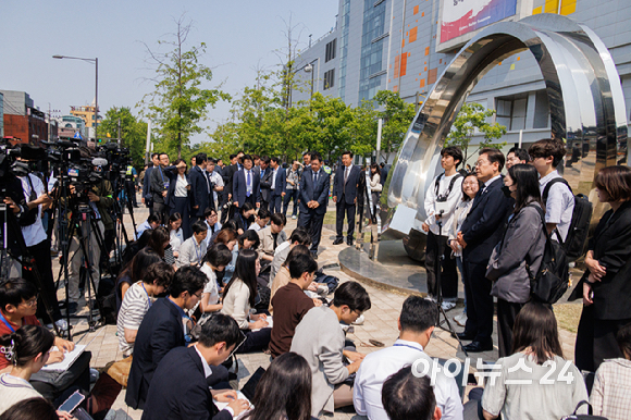이재명 더불어민주당 후보가 29일 서울 서대문구 신촌동 주민센터에서 제 21대 대통령선거 사전투표를 마치고 기자들의 질문에 답변하고 있다. [사진=곽영래 기자]