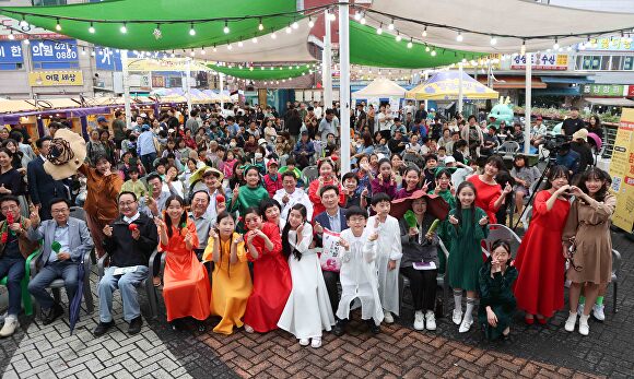 이상일 용인특례시장이 지난 21일 처인구 김량장동 용인중앙시장에서 열린 상설야시장 '별당마켓'을 찾은 시민들과 기념 촬영을 하고 있다. [사진=용인특례시]