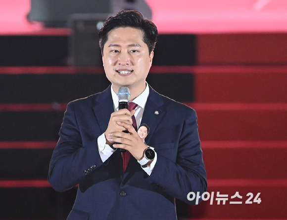 우재준 국민의힘 청년최고위원 후보가 22일 오후 청주 오스코에서 열린 제6차 전당대회에서 비전 발표를 하고 있다. [사진=곽영래 기자]