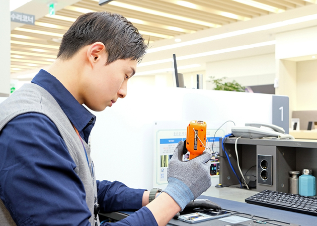 삼성전자서비스 엔지니어가 스마트폰 디스플레이 단품 수리를 진행하는 모습. [사진=삼성전자서비스]