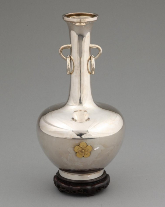 최근 국가 등록문화재에서 말소된 '은제 이화문 화병'. [사진=문화재청]