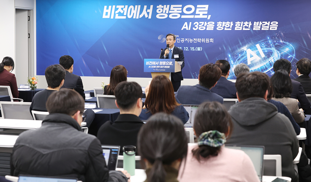 15일 오후 서울 중구 서울스퀘어에서 열린 국가인공지능전략위원회 출범 100일 기자 간담회에서 임문영 부위원장이 브리핑을 하고 있다. 2025.12.15 [사진=연합뉴스]