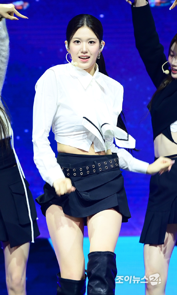 그룹 이즈나 윤지윤이 25일 오후 서울 광진구 광장동 예스24라이브홀에서 열린 izna(이즈나) 미니 1집 'N/a' 발매 기념 데뷔 쇼케이스에 참석해 멋진 무대를 선보이고 있다. [사진=정소희 기자]