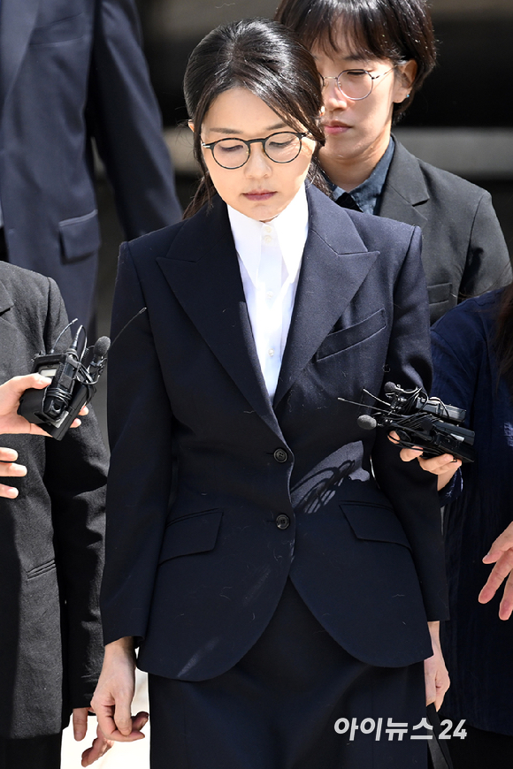 윤석열 전 대통령 부인 김건희 씨가 12일 오후 서울 서초구 서울중앙지방법원에서 열린 구속 전 피의자 심문(영장실질심사)을 마치고 법원을 나서고 있다. [사진=사진공동취재단]