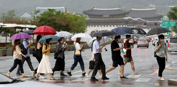 시민들이 내리는 비를 피하기 위해 우산을 쓰고 걸어가고 있다.  [사진=아이뉴스24 DB]