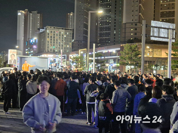 이준석 개혁신당 대표와 이기인 비례대표 후보가 9일 저녁 경기 화성 동탄대로에서 열린 당 총선 파이널 집중유세에서 시민들에게 인사를 하고 있다. [사진=유범열 기자]