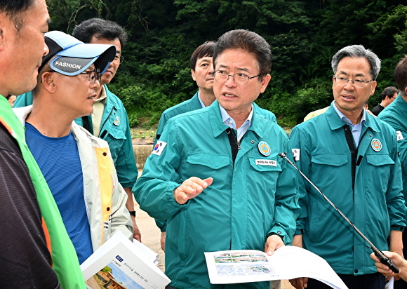 10일 이철우 경상북도지사(가운데)가 4일간의 집중호우로 피해를 본 영양군 입암면 일대 피해 현장을 방문하고 있다. [사진=경북도청]