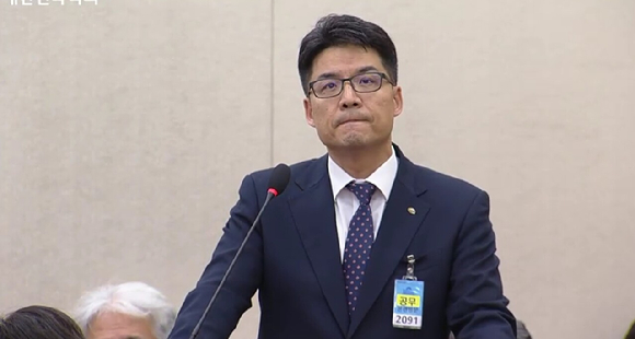 이상준 현대약품 대표가 27일 국회 보건복지위원회 종합국정감사에 증인으로 출석해 의원 질의에 답하고 있다. [사진=인터넷의사중계시스템]
