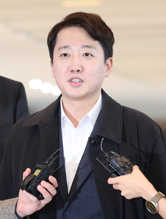 개혁신당 이준석 대표가 21일 윤석열 전 대통령의 공천개입 의혹과 관련한 조사를 받기 위해 서울 종로구 KT 광화문빌딩 웨스트에 마련된 민중기 특별검사팀에 피의자 신분으로 출석하며 취재진의 질문에 답하고 있다. 2025.12.21 [사진=연합뉴스]