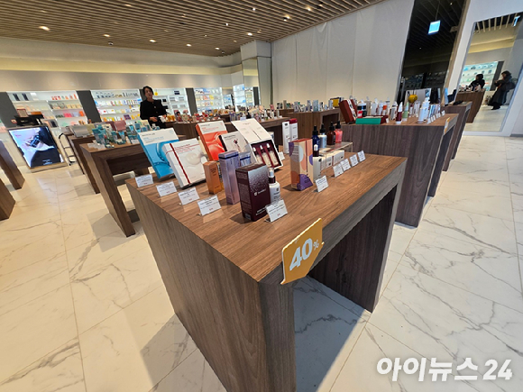 동화면세점 1층 아이의 키높이를 고려한 진열대 높이. [사진=동화면세점]