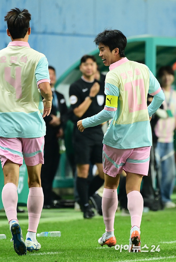 가수 임영웅이 12일 오후 대전광역시 대전월드컵경기장에서 열린 하나은행 자선축구대회 팀 히어로와 팀 기성용 경기에 팀 히어로 주장으로 참석하고 있다. 전반 팀 히어로 오반석의 선제골에 임영웅과 선수들이 세리머니를 하고 있다. [사진=정소희 기자]