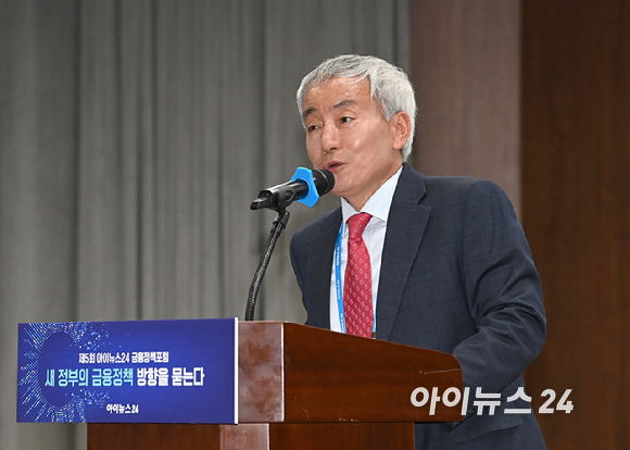 '제5회 아이뉴스24 금융정책포럼'이 '새 정부의 금융정책 방향을 묻는다'를 주제로 19일 서울 중구 은행회관 국제회의실에서 열렸다. 박동석 아이뉴스24 사장이 개회사를 하고 있다. [사진=곽영래 기자]