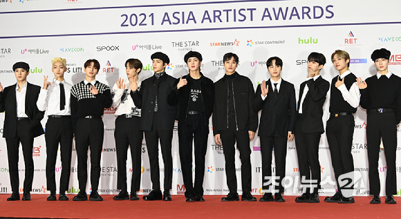 그룹 더보이즈(THE BOYZ)가 2일 오후 서울 강서구 화곡동 KBS아레나홀에서 진행된 '2021 Asia Artist Awards'(2021 아시아 아티스트 어워즈, AAA) 레드카펫 행사에 참석해 포즈를 취하고 있다. [사진=정소희 기자]