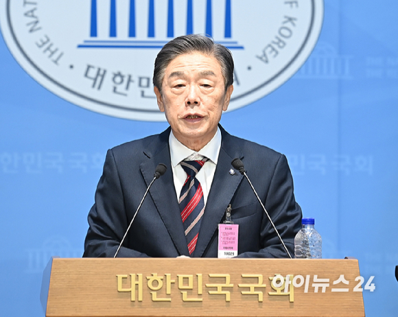 김형석 독립기념관장이 8일 국회 소통관에서 기자회견을 마치고 계단을 내려오다가 취재진에 둘러 싸여 있다. [사진=라창현 기자]