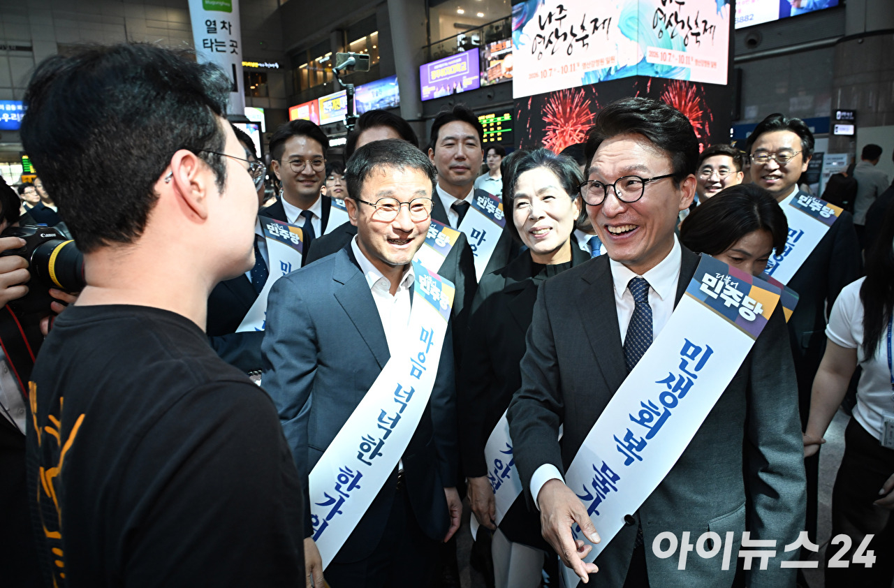 더불어민주당 김민석 대표와 한병도 원내대표를 비롯한 최고위원들이 23일 오전 서울 용산구 용산역에서 시민들을 만나 추석 명절 귀성 인사를 하고 있다. [사진=곽영래 기자]