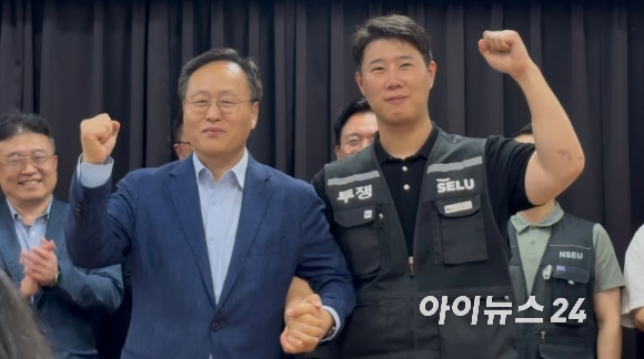여명구 삼성전자 부사장과 최승호 초기업노조 삼성전자 지부 위원장이 20일 밤 10시 40분경 수원 경기고용노동청에서 열린 노사 대화를 마치고 손을 맞잡고 있다. [사진=권서아 기자]