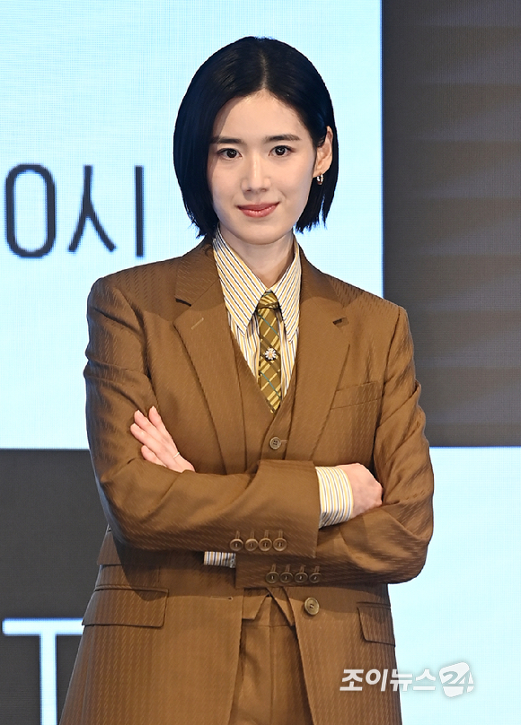 배우 정은채가 26일 서울 신도림동 디큐브시티 더세인트에서 진행된 ENA 새 월화드라마 '아너 : 그녀들의 법정' 제작발표회에서 포즈를 취하고 있다. [사진=곽영래 기자]