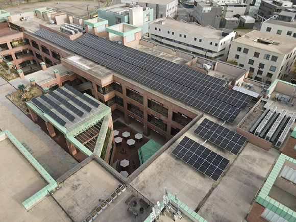 롯데 프리미엄아울렛 파주점에 태양광 설비가 설비가 설치된 모습. [사진=롯데백화점]