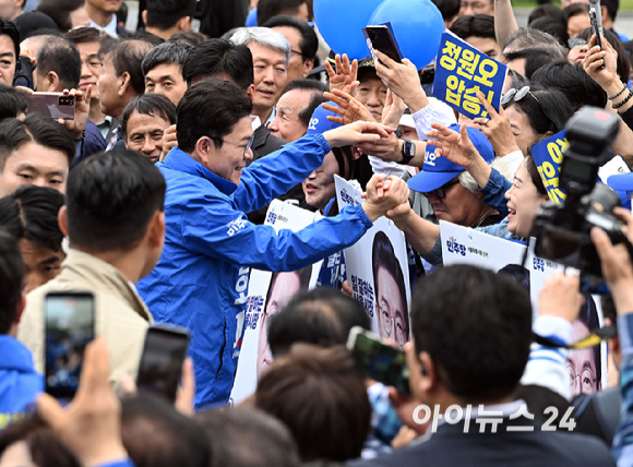 정원오 더불어민주당 서울시장 후보가 6&middot;3 지방선거 공식 선거운동이 시작된 21일 서울 성동구 왕십리역 광장에서 열린 출정식에서 인사하고 있다. [사진=곽영래 기자]
