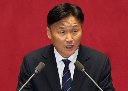 30일 국회 본회의에서 행정안전위원장으로 선출된 더불어민주당 김영진 의원이 당선 인사를 하고 있다. [사진=연합뉴스]