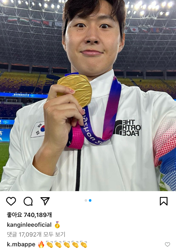 이강인이 지난 7일 중국 항저우 황룽 스포츠센터 스타디움에서 열린 2022 항저우 아시안게임 결승전에서 일본을 2-1로 꺾고 우승을 차지한 뒤 인스타그램에 금메달과 꽃다발을 들고 찍은 사진을 올렸다. [사진=이강인 인스타그램 캡처]