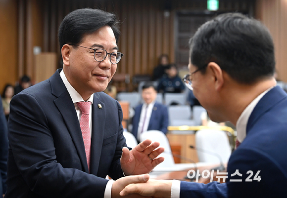 송언석 국민의힘 원내대표가 8일 서울 여의도 국회에서 열린 원내대책회의에 참석하고 있다. [사진=곽영래 기자]