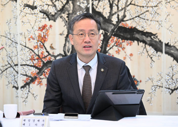 이형일 재정경제부 차관이 23일 서울 종로구 정부서울청사에서 열린 시장상황점검회의를 주재하고 있다. [사진=재정경제부]