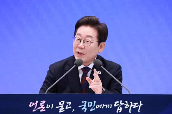 이재명 대통령이 3일 청와대 영빈관에서 열린 '대통령의 30일, 언론이 묻고 국민에게 답하다' 기자회견에서 기자들 질문에 답하고 있다. 2025.7.3 [사진=연합뉴스]