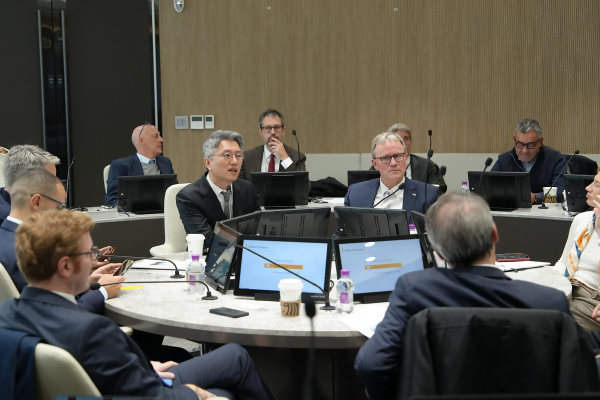 지난 29일 경기 성남시 카카오모빌리티 사옥에서 류긍선 카카오모빌리티 대표(중앙 왼쪽)와 옌스 기에세케 유럽의회 교통관광위원회 대표단장을 비롯한 양측 관계자들이 미래 모빌리티 기술에 대해 논의하고 있다. [사진=카카오모빌리티]