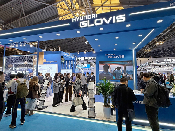 중국 상하이 월드엑스포 컨벤션센터에서 현지시간 19~20일 열린 '월드 브레이크벌크 엑스포(World Breakbulk Expo, WBX) 2026'에서 현대글로비스 홍보 부스에 참관객들이 방문하고 있다. [사진=현대글로비스]