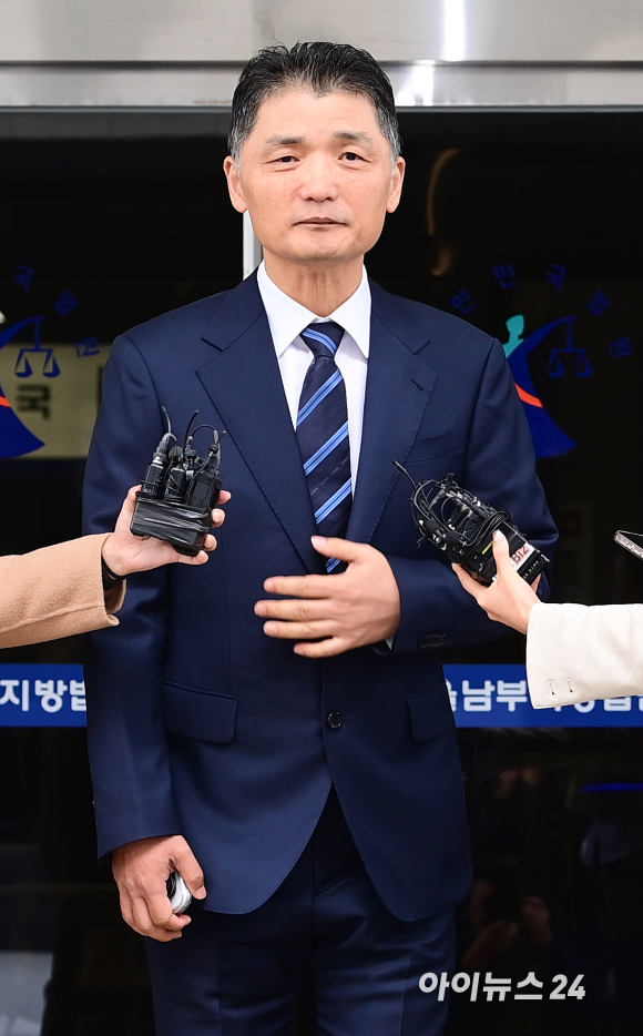 SM엔터테인먼트 시세 조종 혐의를 받고 있는 김범수 카카오 창업주 겸 경영쇄신위원장이 21일 오전 열린 1심 선고공판에서 무죄를 받고 법원을 나서고 있다. [사진=정소희 기자]